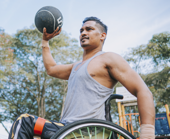 Image d’un jeune homme en fauteuil roulant jouant au basket ball